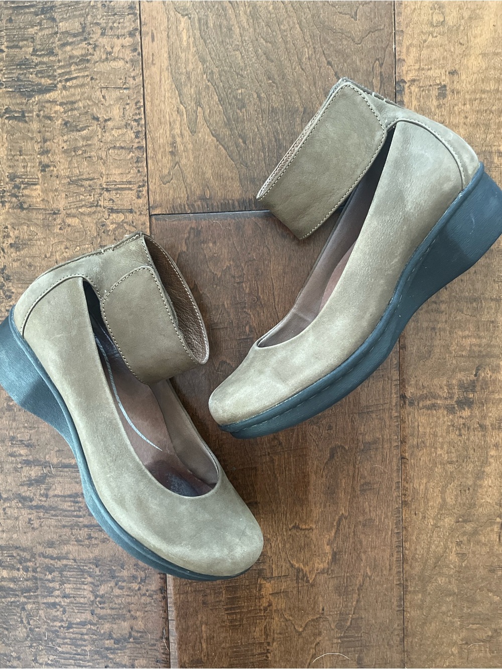 Dansko Lulu tan/taupe nubuck leather Mary Jane platform wedges Sz. 36